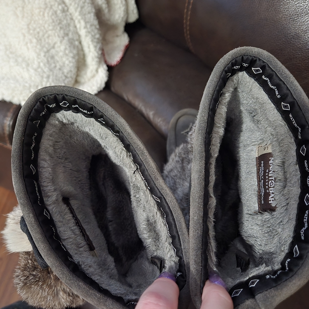 Grey Manitobah Mukluks Size 6 - Picture 7 of 9